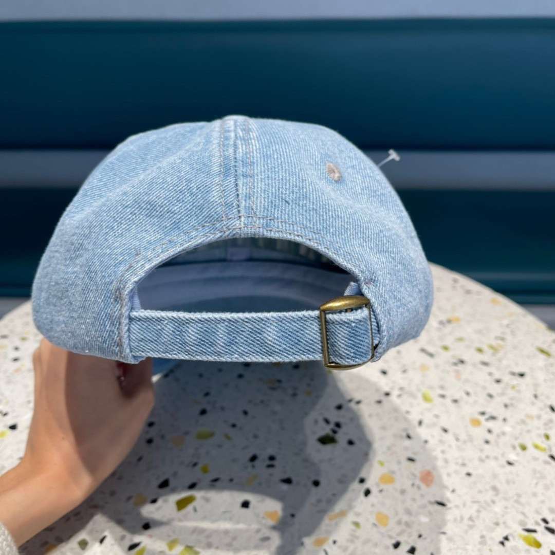  普拉达 春夏牛仔棒球帽
这款真的要推荐给你们，气质又随意，牛仔布面料百搭又耐看，不挑脸型和头型，超显脸