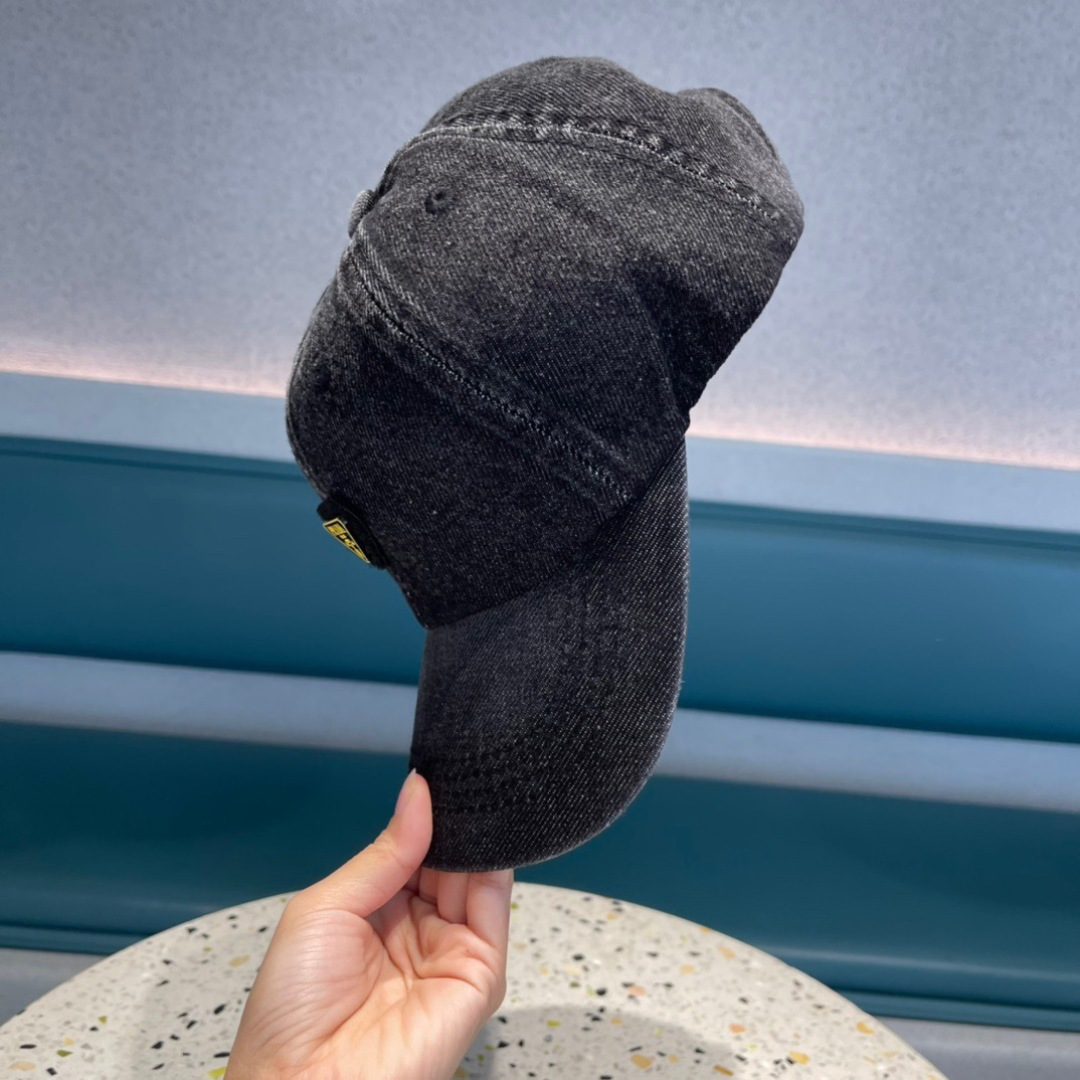  普拉达 春夏牛仔棒球帽
这款真的要推荐给你们，气质又随意，牛仔布面料百搭又耐看，不挑脸型和头型，超显脸