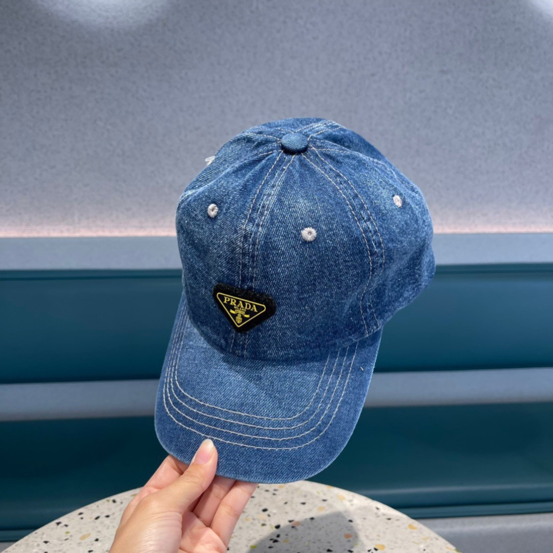  普拉达 春夏牛仔棒球帽
这款真的要推荐给你们，气质又随意，牛仔布面料百搭又耐看，不挑脸型和头型，超显脸