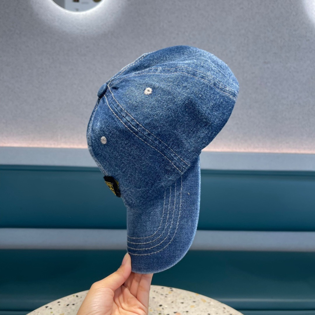  普拉达 春夏牛仔棒球帽
这款真的要推荐给你们，气质又随意，牛仔布面料百搭又耐看，不挑脸型和头型，超显脸
