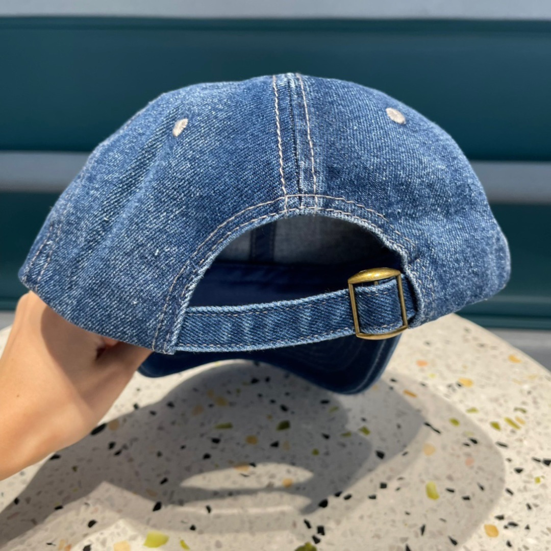  普拉达 春夏牛仔棒球帽
这款真的要推荐给你们，气质又随意，牛仔布面料百搭又耐看，不挑脸型和头型，超显脸