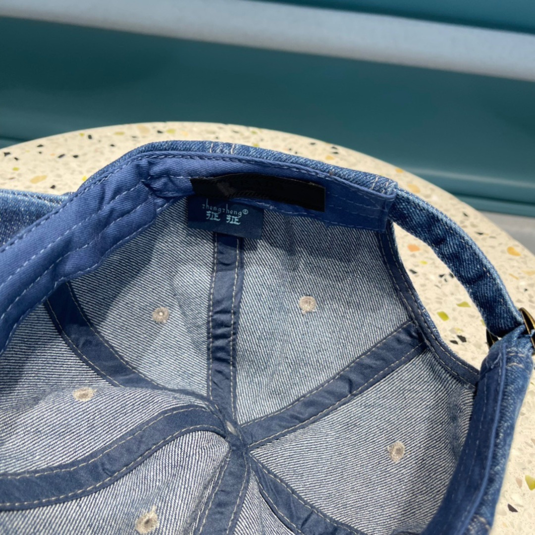  普拉达 春夏牛仔棒球帽
这款真的要推荐给你们，气质又随意，牛仔布面料百搭又耐看，不挑脸型和头型，超显脸