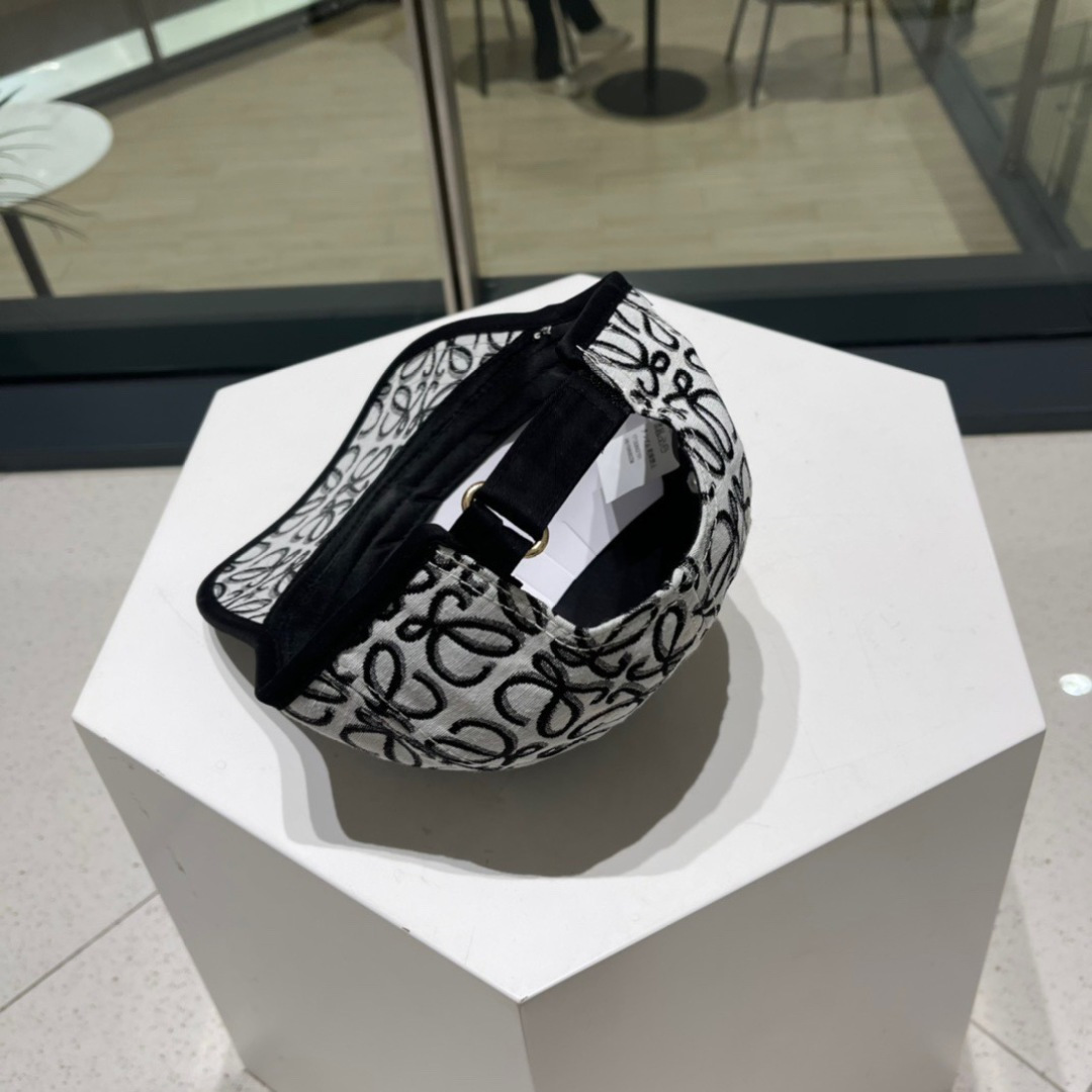  罗意威 LOEWE ，气质百搭款，四季新款精品名媛风显脸小遮阳刺绣棒球帽女街拍鸭舌