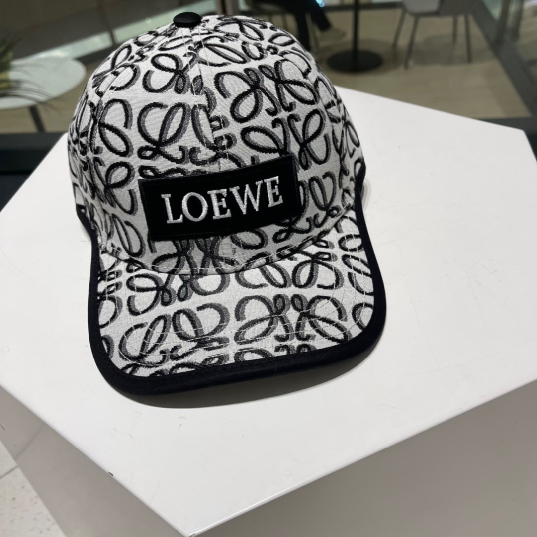  罗意威 LOEWE ，气质百搭款，四季新款精品名媛风显脸小遮阳刺绣棒球帽女街拍鸭舌