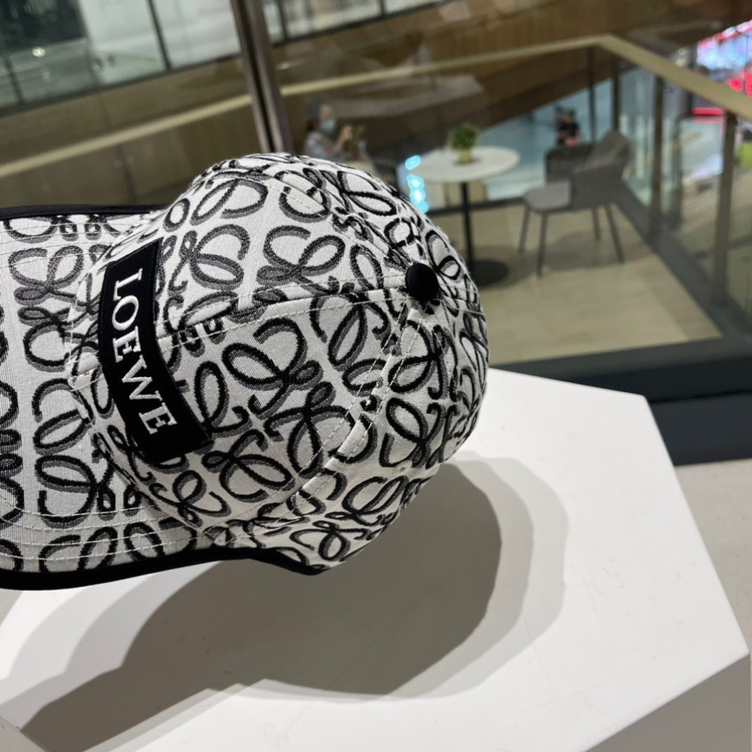  罗意威 LOEWE ，气质百搭款，四季新款精品名媛风显脸小遮阳刺绣棒球帽女街拍鸭舌