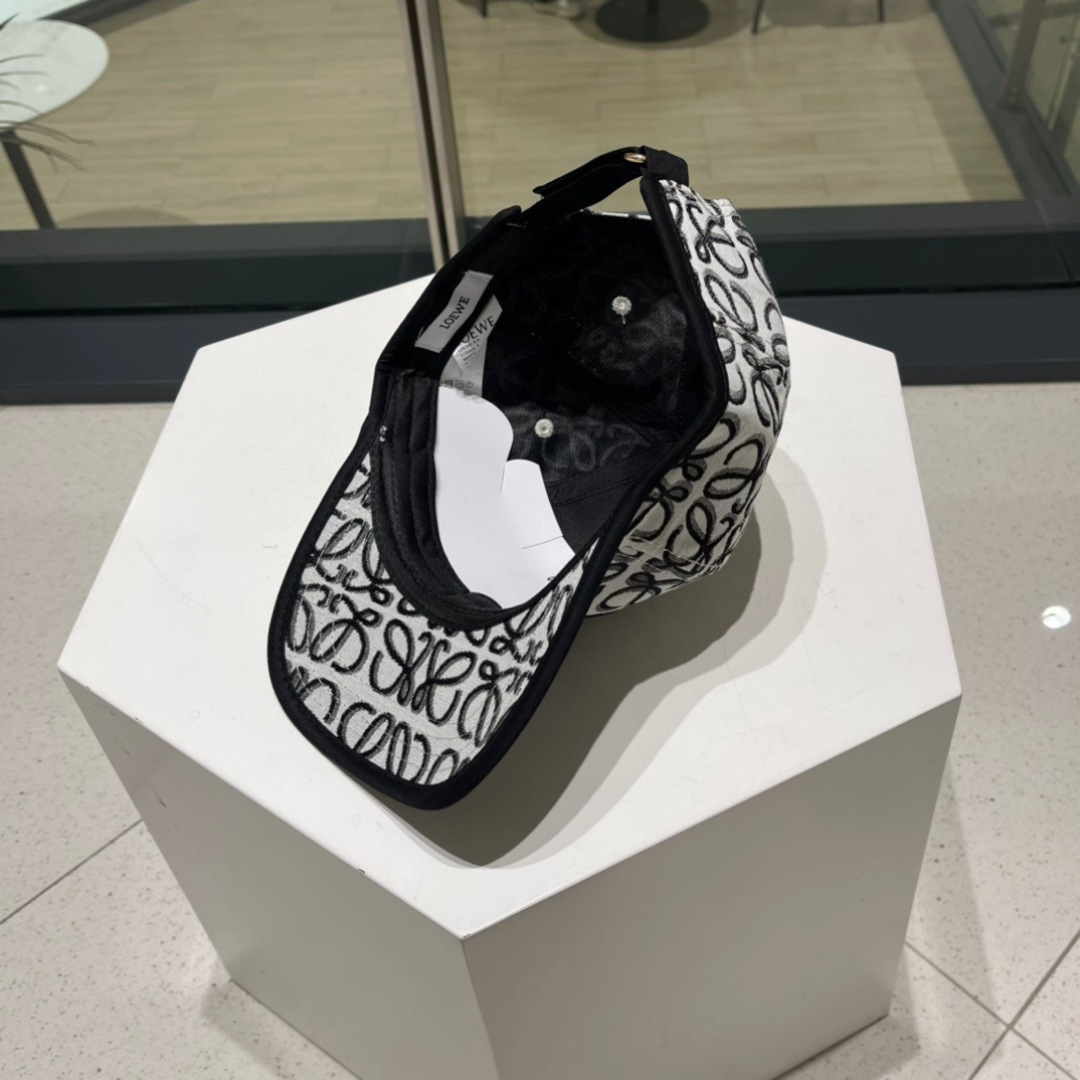  罗意威 LOEWE ，气质百搭款，四季新款精品名媛风显脸小遮阳刺绣棒球帽女街拍鸭舌