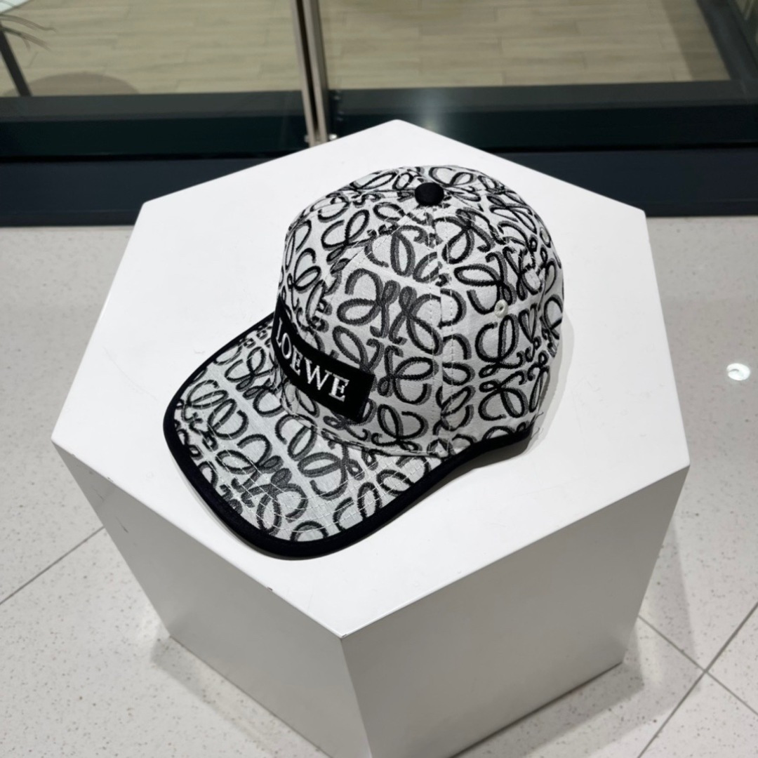  罗意威 LOEWE ，气质百搭款，四季新款精品名媛风显脸小遮阳刺绣棒球帽女街拍鸭舌