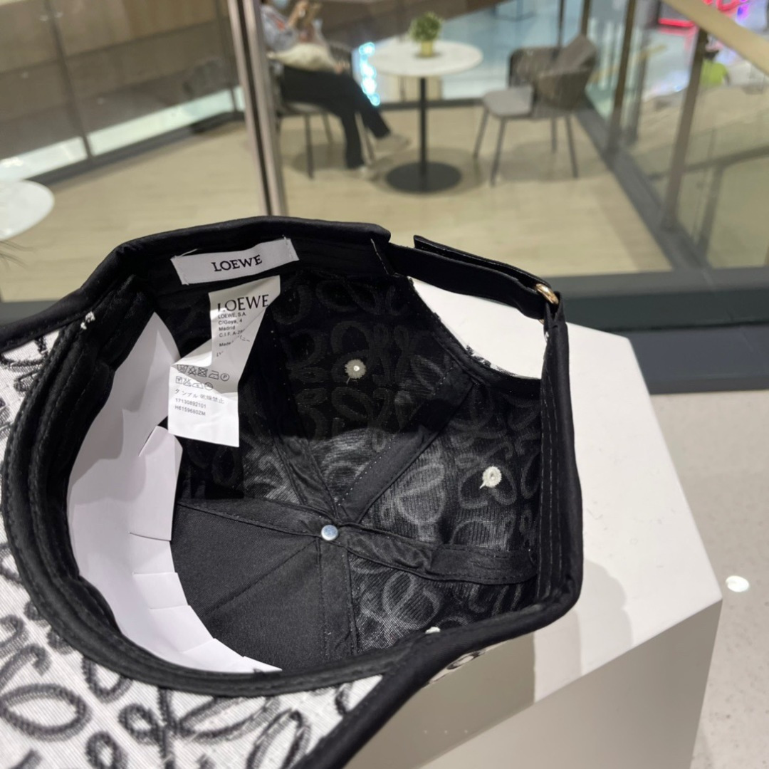  罗意威 LOEWE ，气质百搭款，四季新款精品名媛风显脸小遮阳刺绣棒球帽女街拍鸭舌