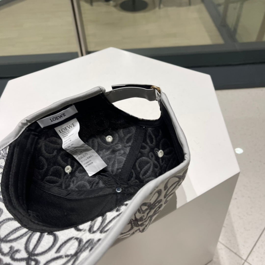  罗意威 LOEWE ，气质百搭款，四季新款精品名媛风显脸小遮阳刺绣棒球帽女街拍鸭舌