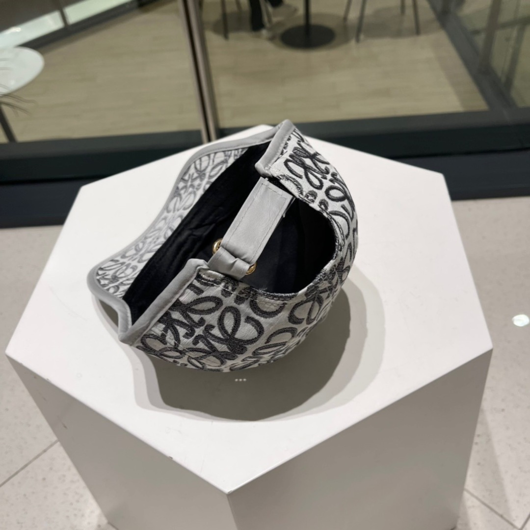  罗意威 LOEWE ，气质百搭款，四季新款精品名媛风显脸小遮阳刺绣棒球帽女街拍鸭舌
