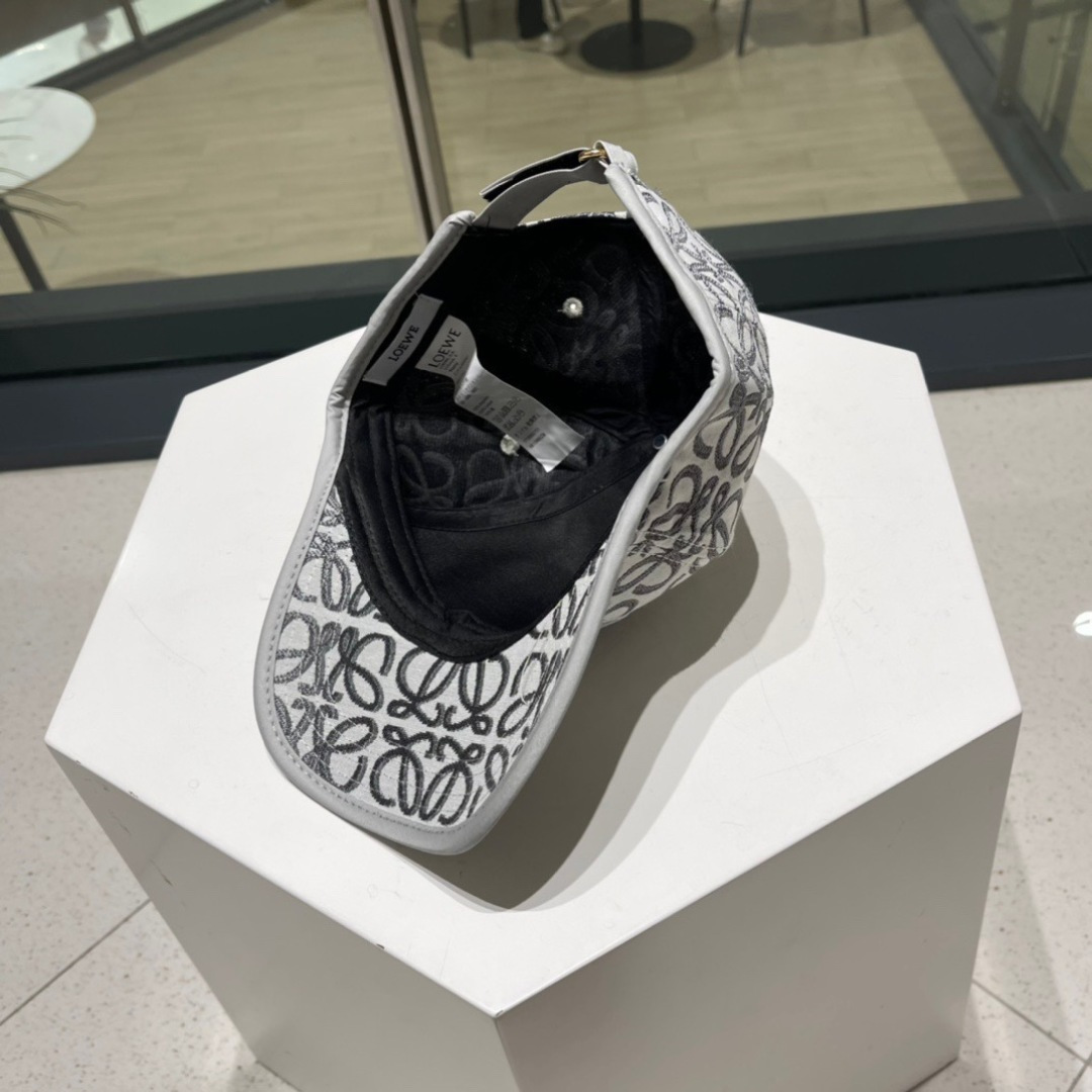  罗意威 LOEWE ，气质百搭款，四季新款精品名媛风显脸小遮阳刺绣棒球帽女街拍鸭舌