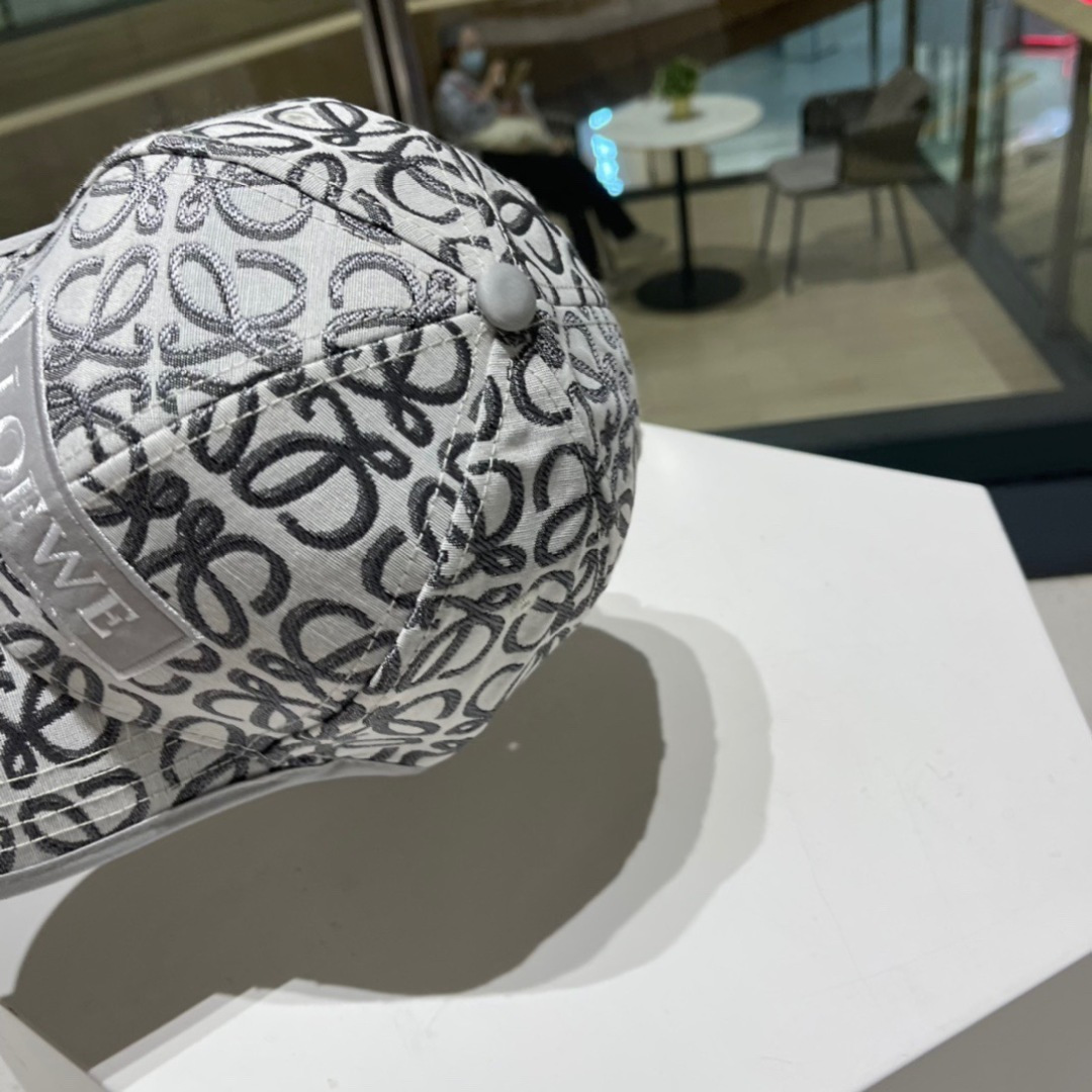  罗意威 LOEWE ，气质百搭款，四季新款精品名媛风显脸小遮阳刺绣棒球帽女街拍鸭舌