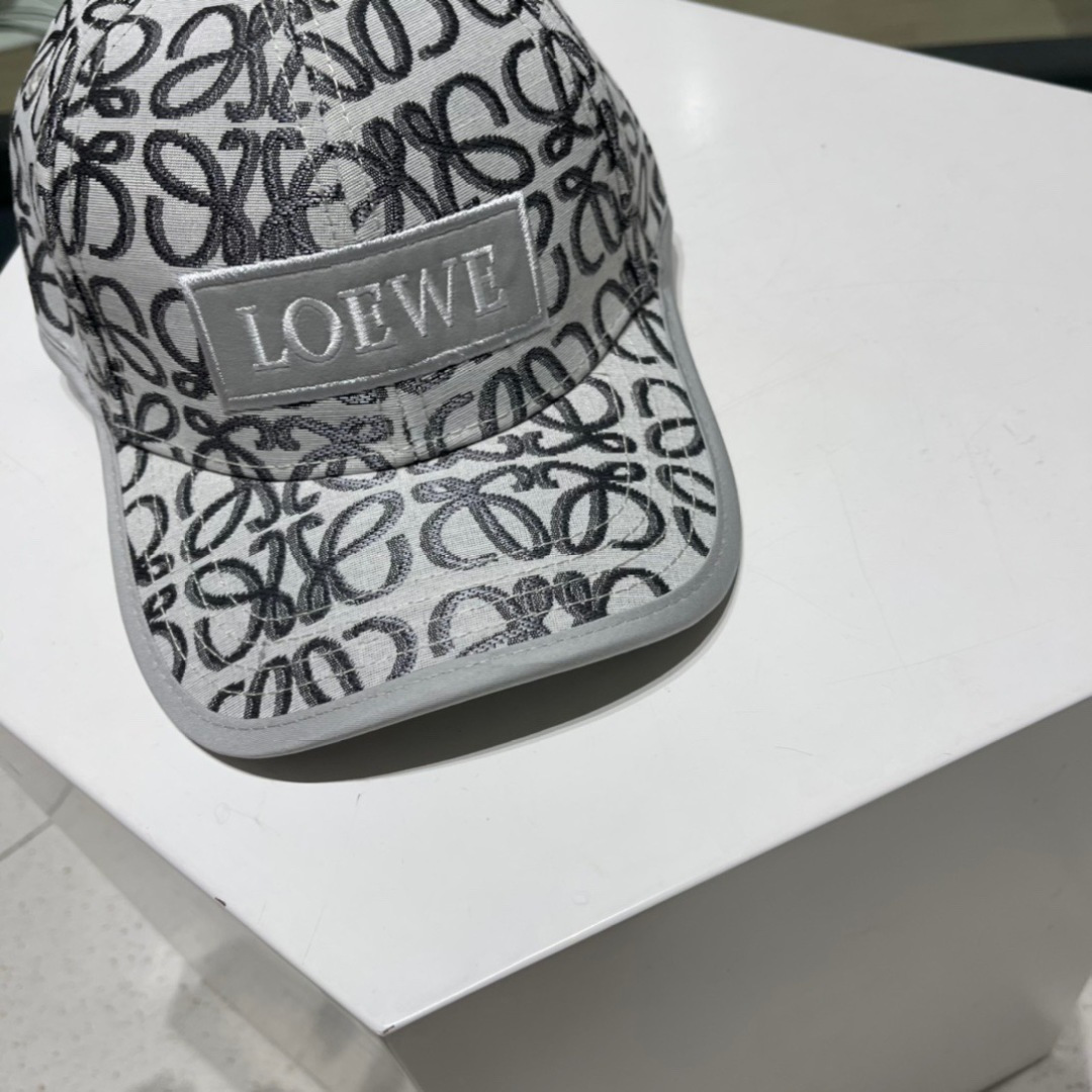  罗意威 LOEWE ，气质百搭款，四季新款精品名媛风显脸小遮阳刺绣棒球帽女街拍鸭舌