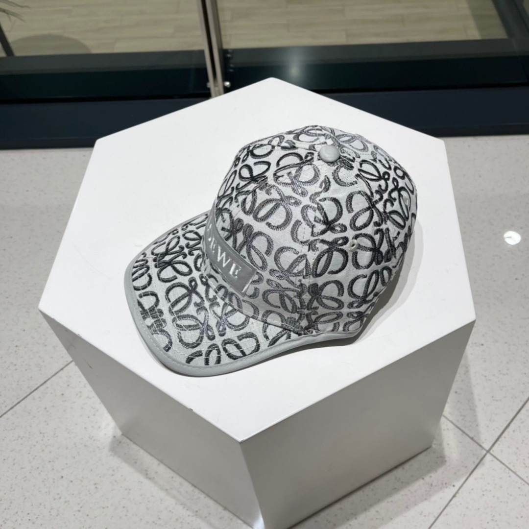  罗意威 LOEWE ，气质百搭款，四季新款精品名媛风显脸小遮阳刺绣棒球帽女街拍鸭舌