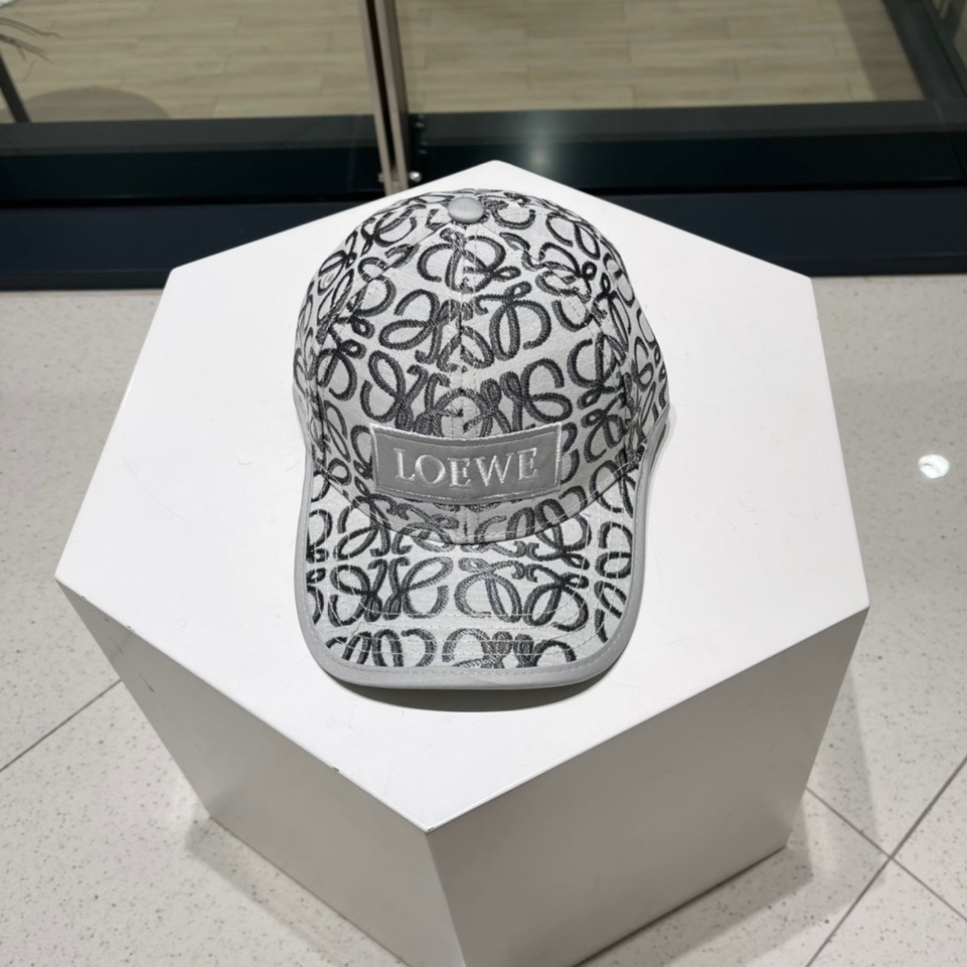  罗意威 LOEWE ，气质百搭款，四季新款精品名媛风显脸小遮阳刺绣棒球帽女街拍鸭舌