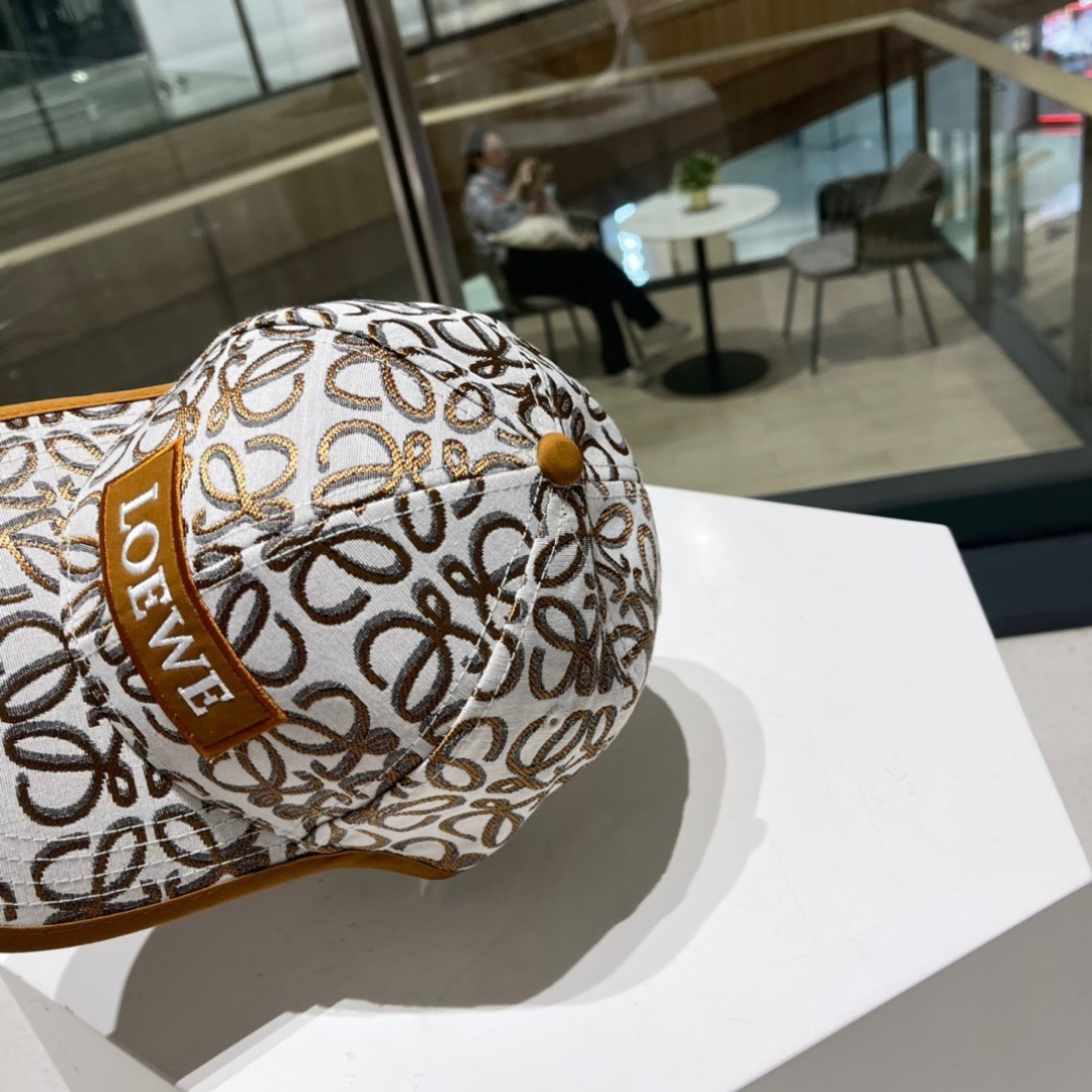  罗意威 LOEWE ，气质百搭款，四季新款精品名媛风显脸小遮阳刺绣棒球帽女街拍鸭舌