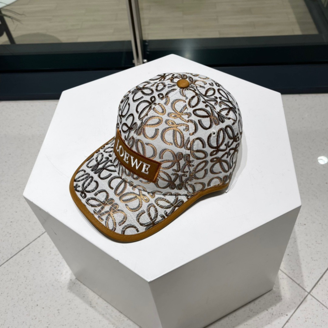  罗意威 LOEWE ，气质百搭款，四季新款精品名媛风显脸小遮阳刺绣棒球帽女街拍鸭舌