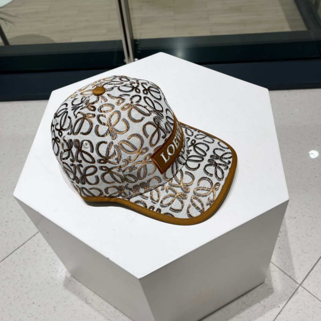  罗意威 LOEWE ，气质百搭款，四季新款精品名媛风显脸小遮阳刺绣棒球帽女街拍鸭舌