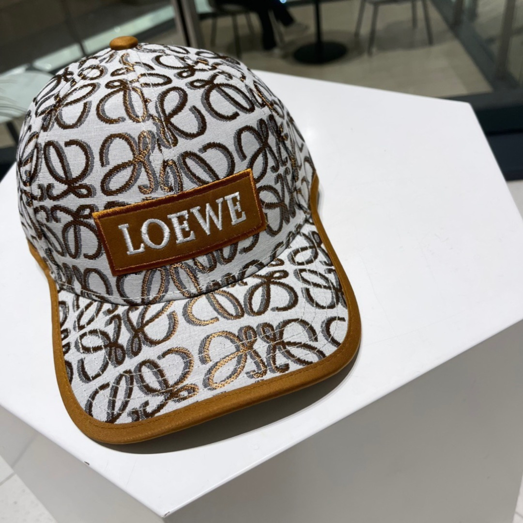  罗意威 LOEWE ，气质百搭款，四季新款精品名媛风显脸小遮阳刺绣棒球帽女街拍鸭舌