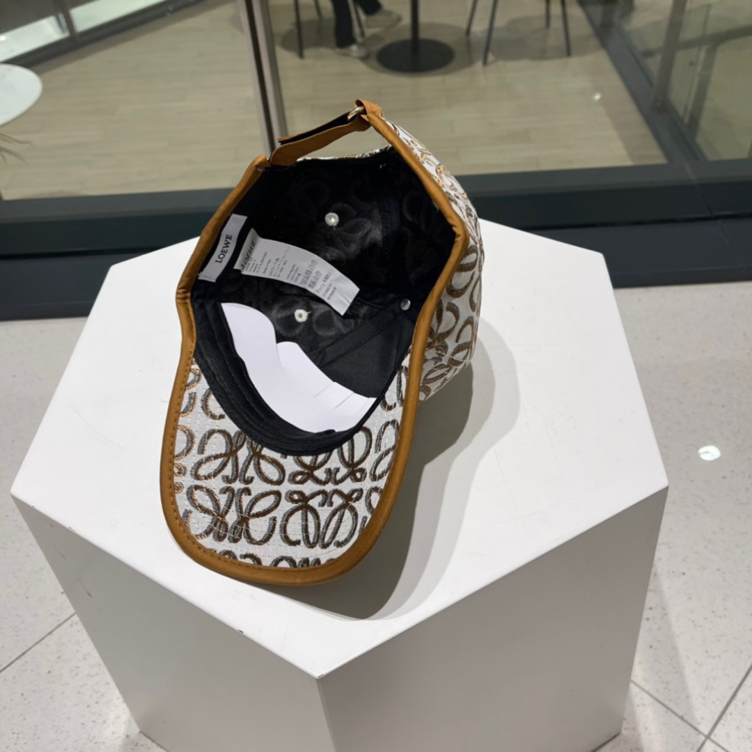  罗意威 LOEWE ，气质百搭款，四季新款精品名媛风显脸小遮阳刺绣棒球帽女街拍鸭舌