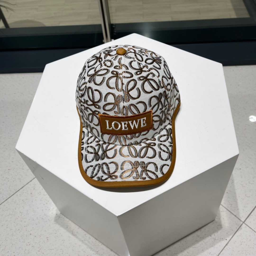  罗意威 LOEWE ，气质百搭款，四季新款精品名媛风显脸小遮阳刺绣棒球帽女街拍鸭舌