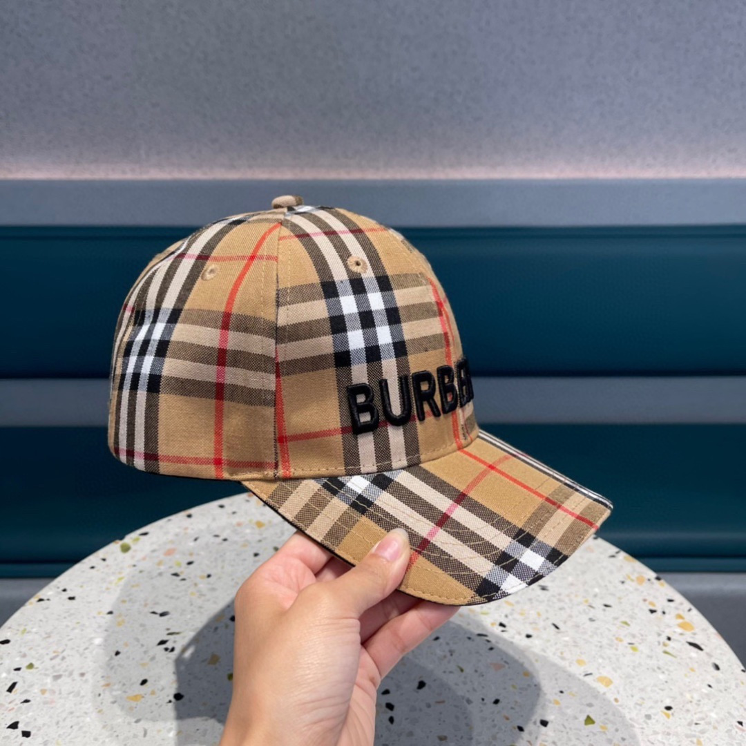 巴宝莉棒球帽🧢Burberry棒球帽♥️原单棒球帽🧢TB棒球帽，做工非常精致👍简约大气👈🏻👍休闲时尚👩潮