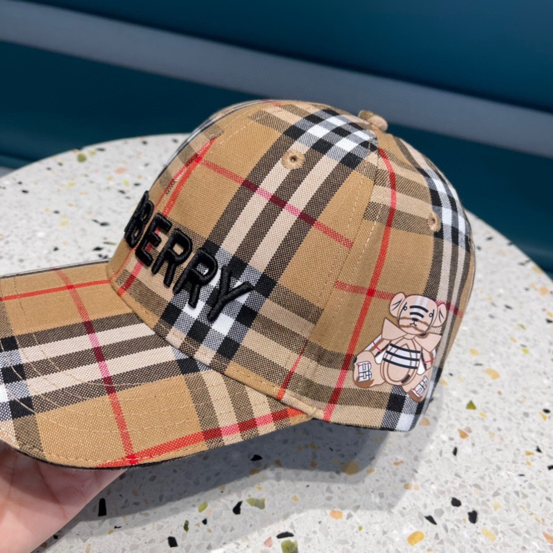 巴宝莉棒球帽🧢Burberry棒球帽♥️原单棒球帽🧢TB棒球帽，做工非常精致👍简约大气👈🏻👍休闲时尚👩潮