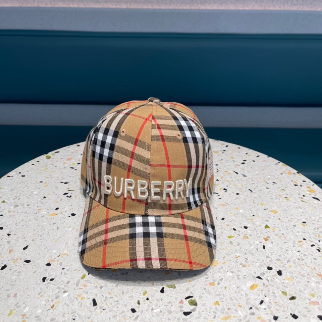 巴宝莉棒球帽🧢Burberry棒球帽♥️原单棒球帽🧢TB棒球帽，做工非常精致👍简约大气👈🏻👍休闲时尚👩潮