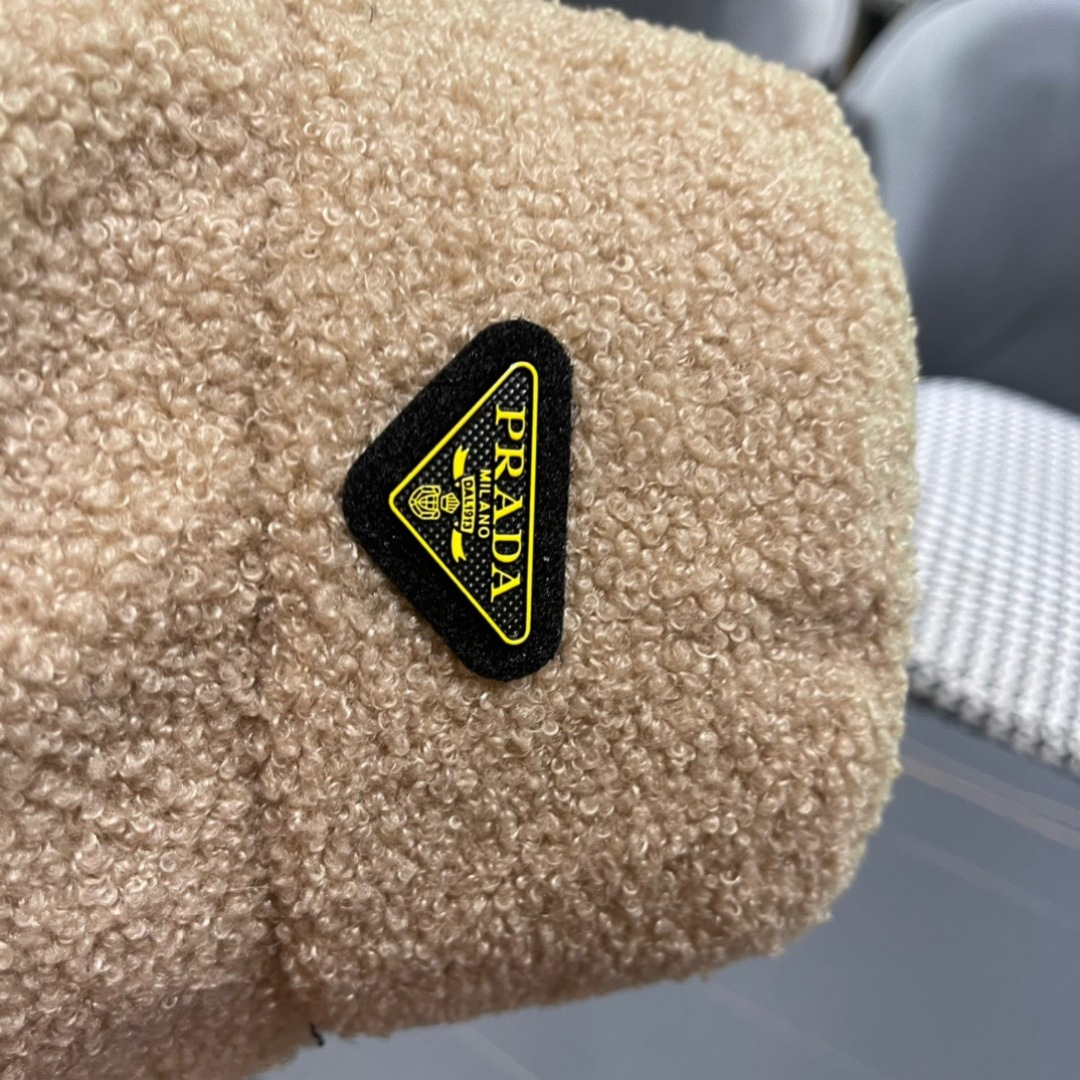 Prada普拉达2024渔夫帽女秋冬羊🐏羔毛保暖百搭盆帽韩版休闲气质盆帽潮网红同款