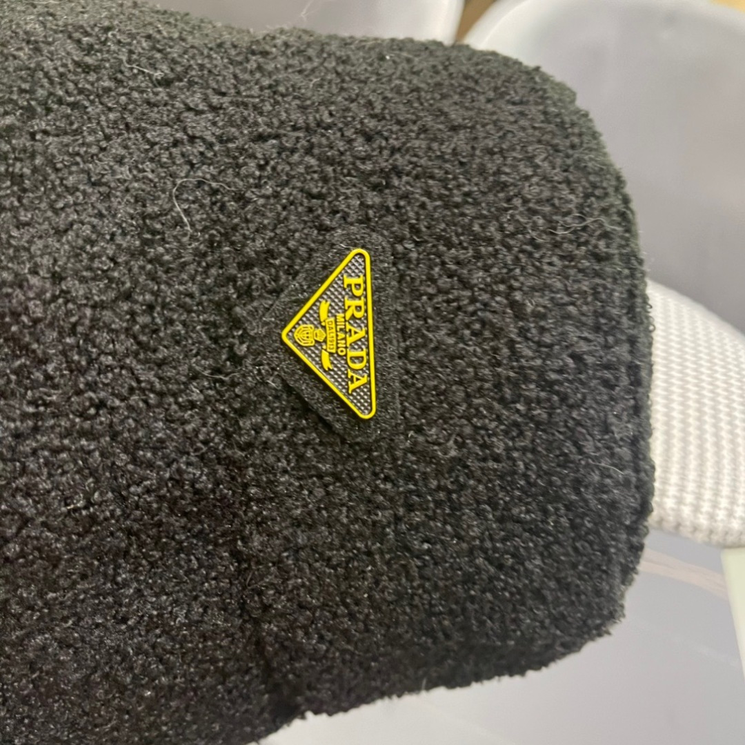 Prada普拉达2024渔夫帽女秋冬羊🐏羔毛保暖百搭盆帽韩版休闲气质盆帽潮网红同款