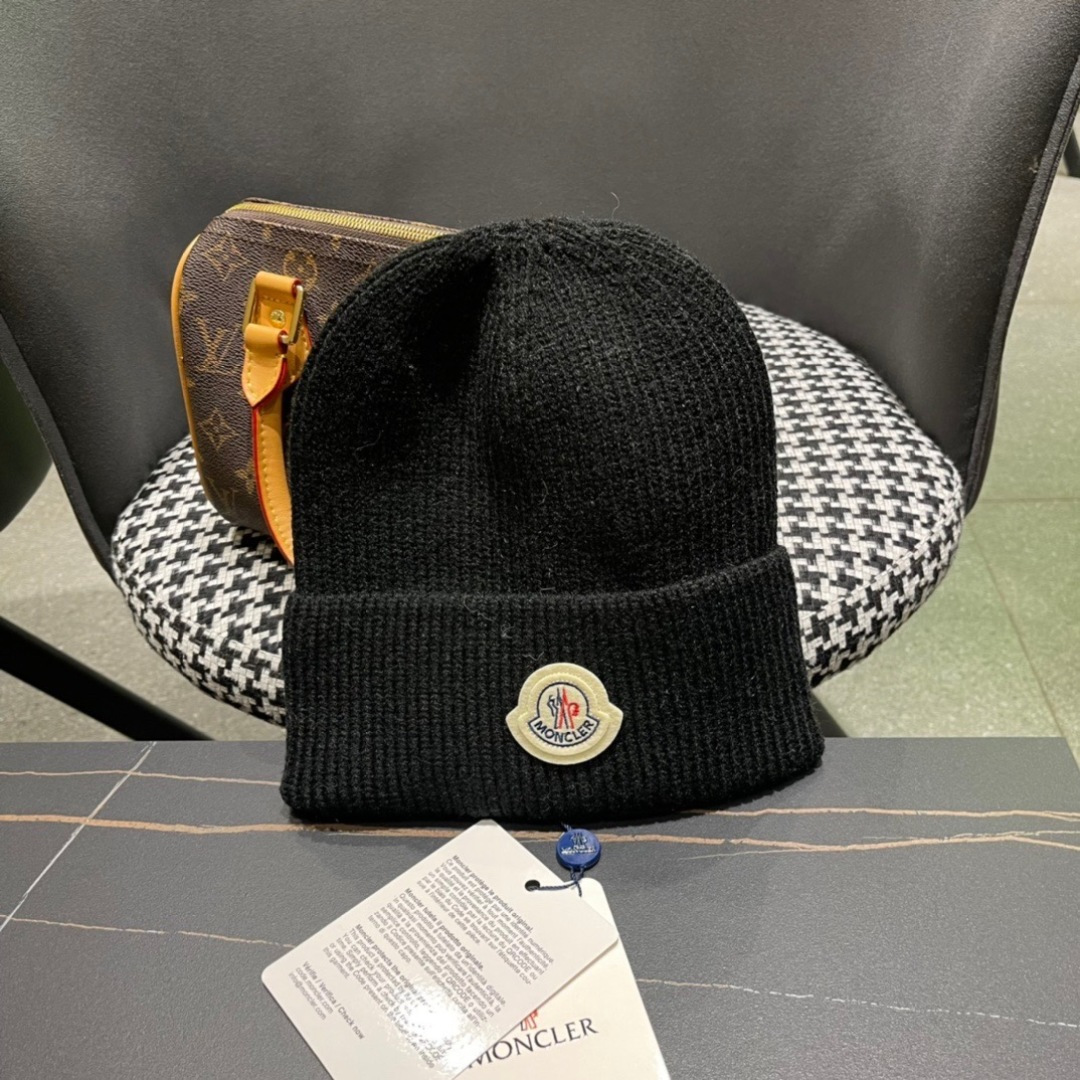  盟可睐 moncler 蒙口 💜💜秋冬针织毛线帽
经典版型~百搭的针织毛线帽对穿搭非常加分
弹性好 男