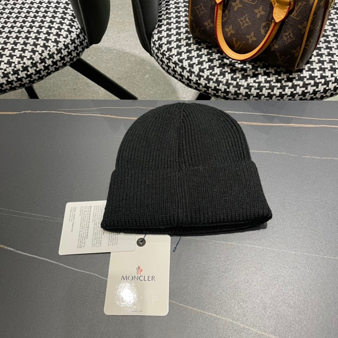  盟可睐 moncler 蒙口 💜💜秋冬针织毛线帽
经典版型~百搭的针织毛线帽对穿搭非常加分
弹性好 男