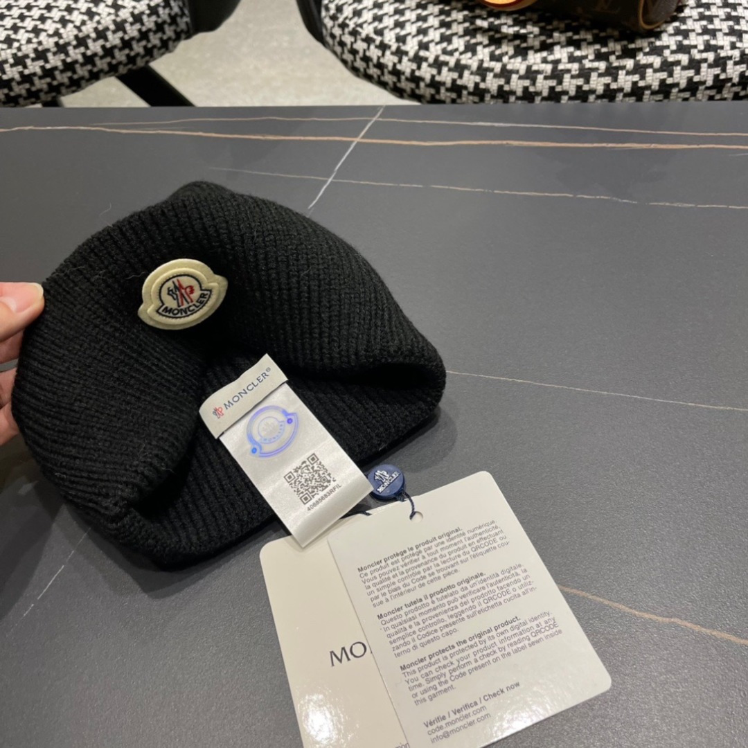  盟可睐 moncler 蒙口 💜💜秋冬针织毛线帽
经典版型~百搭的针织毛线帽对穿搭非常加分
弹性好 男