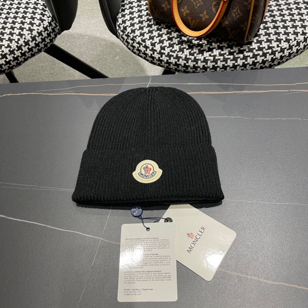  盟可睐 moncler 蒙口 💜💜秋冬针织毛线帽
经典版型~百搭的针织毛线帽对穿搭非常加分
弹性好 男