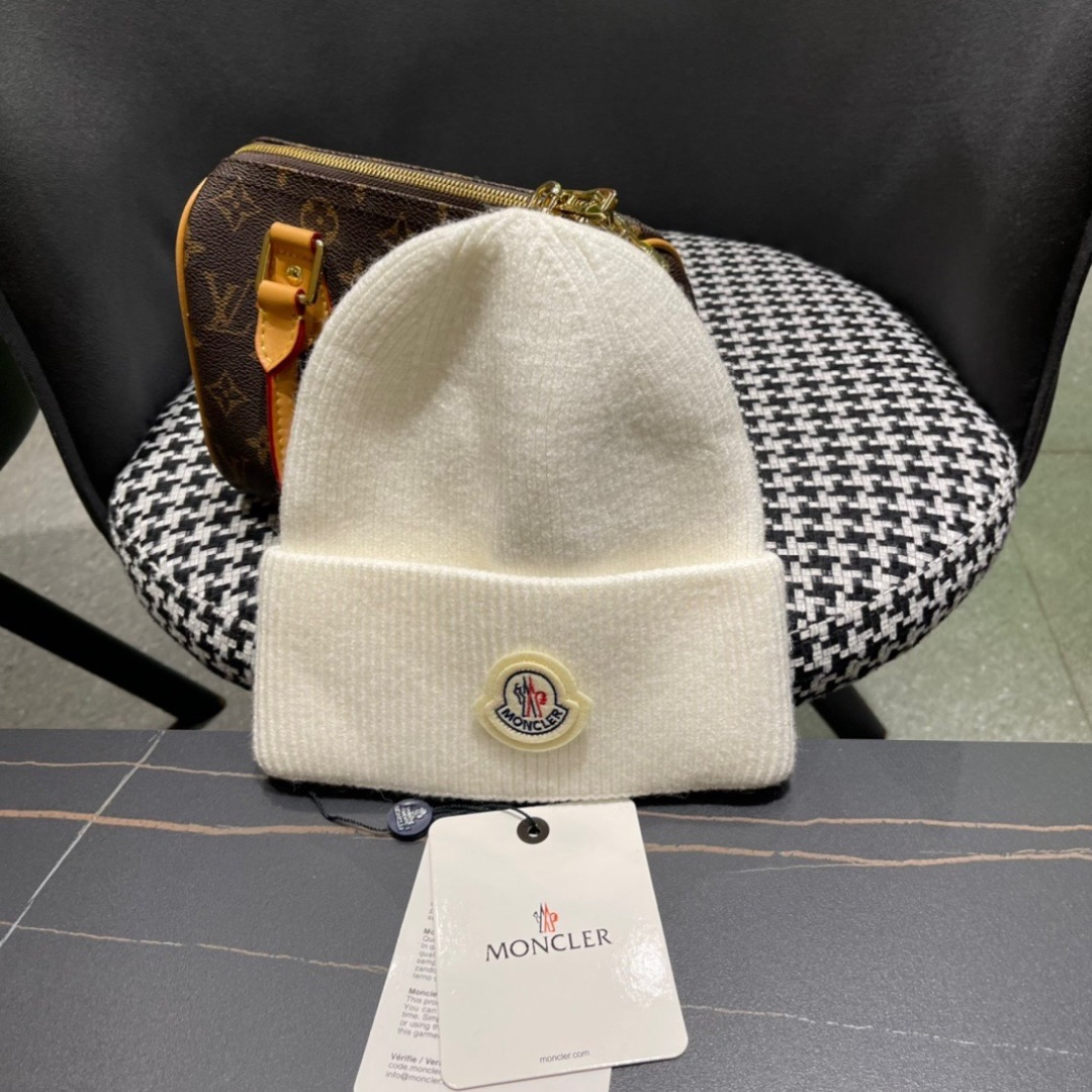  盟可睐 moncler 蒙口 💜💜秋冬针织毛线帽
经典版型~百搭的针织毛线帽对穿搭非常加分
弹性好 男