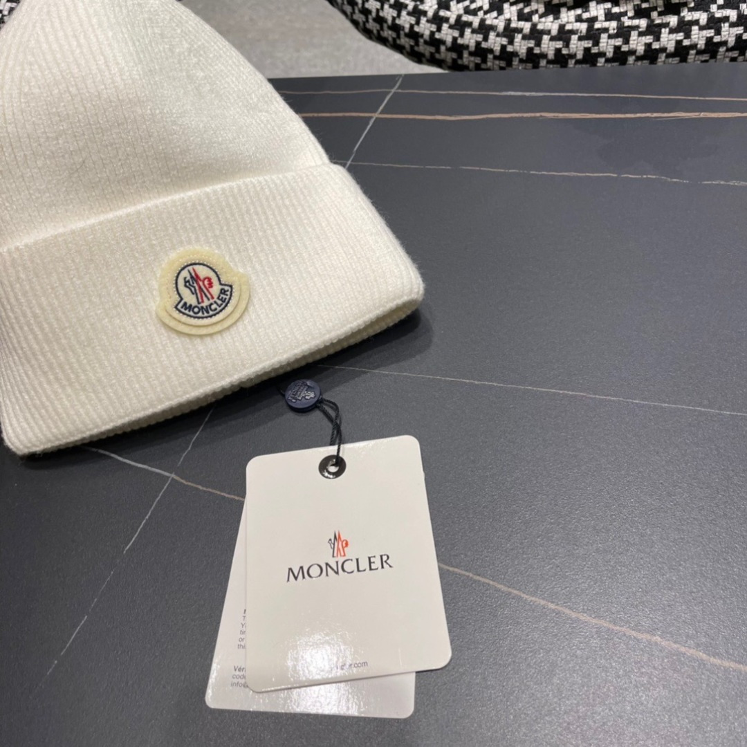  盟可睐 moncler 蒙口 💜💜秋冬针织毛线帽
经典版型~百搭的针织毛线帽对穿搭非常加分
弹性好 男