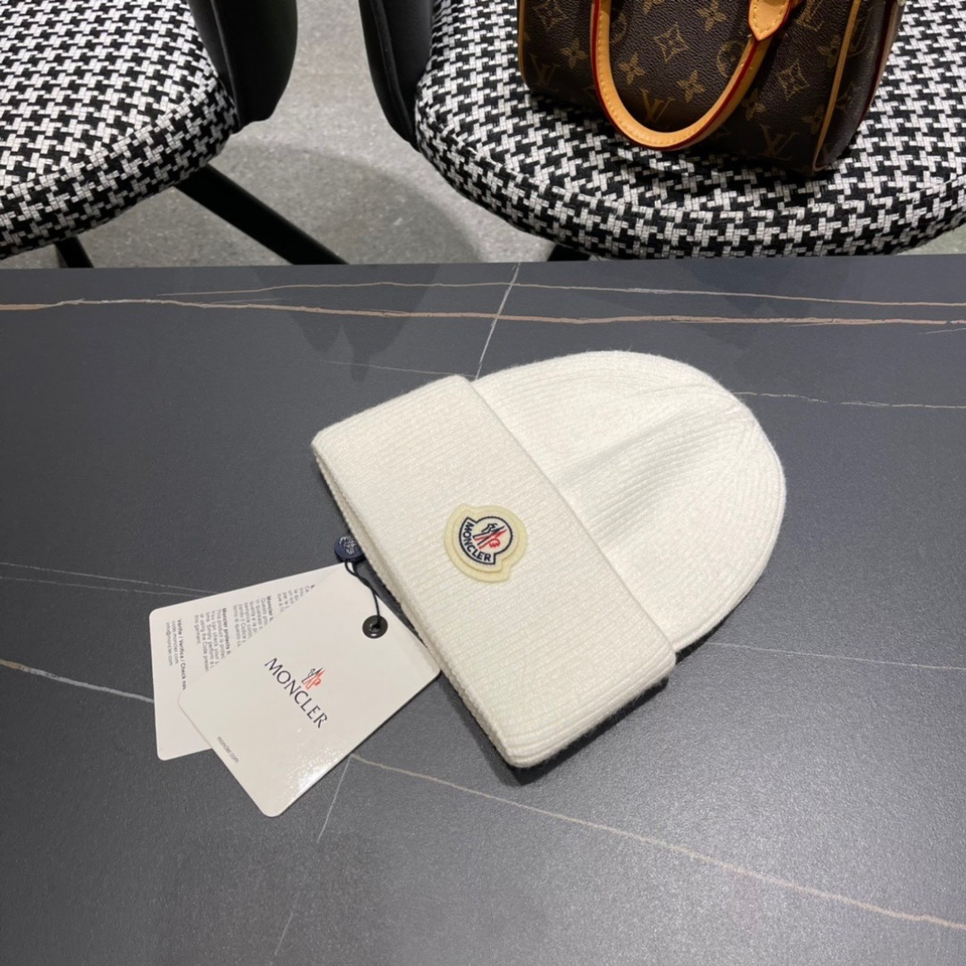  盟可睐 moncler 蒙口 💜💜秋冬针织毛线帽
经典版型~百搭的针织毛线帽对穿搭非常加分
弹性好 男