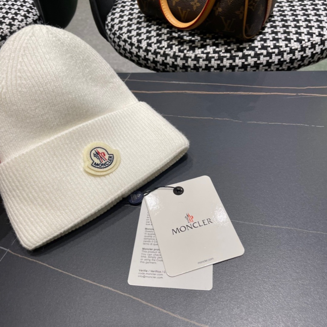  盟可睐 moncler 蒙口 💜💜秋冬针织毛线帽
经典版型~百搭的针织毛线帽对穿搭非常加分
弹性好 男