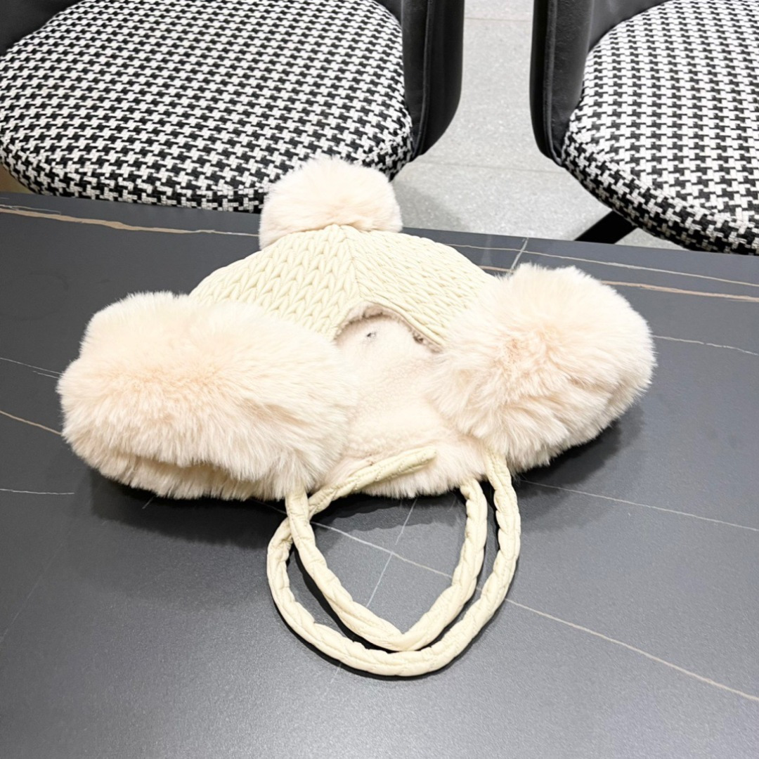 CHANEL2024秋冬款氛围拉满滑雪超级出片的雷锋帽又保暖又好看精细皮材质