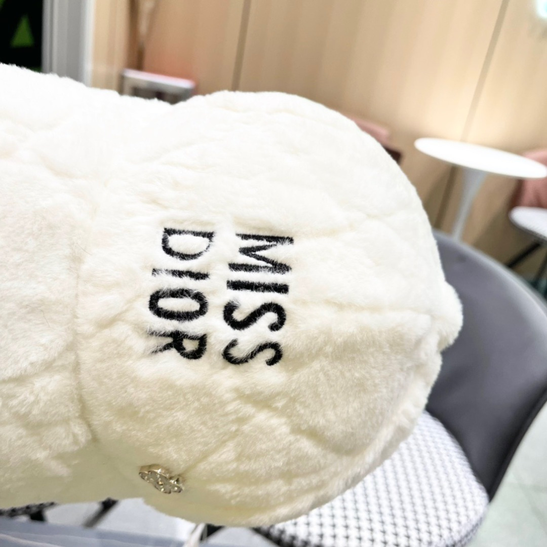 Dior 迪奥 新款原单毛绒绒棒球帽， 精致純也格调很有感觉，很酷很时尚，专柜断货热门，质量超赞