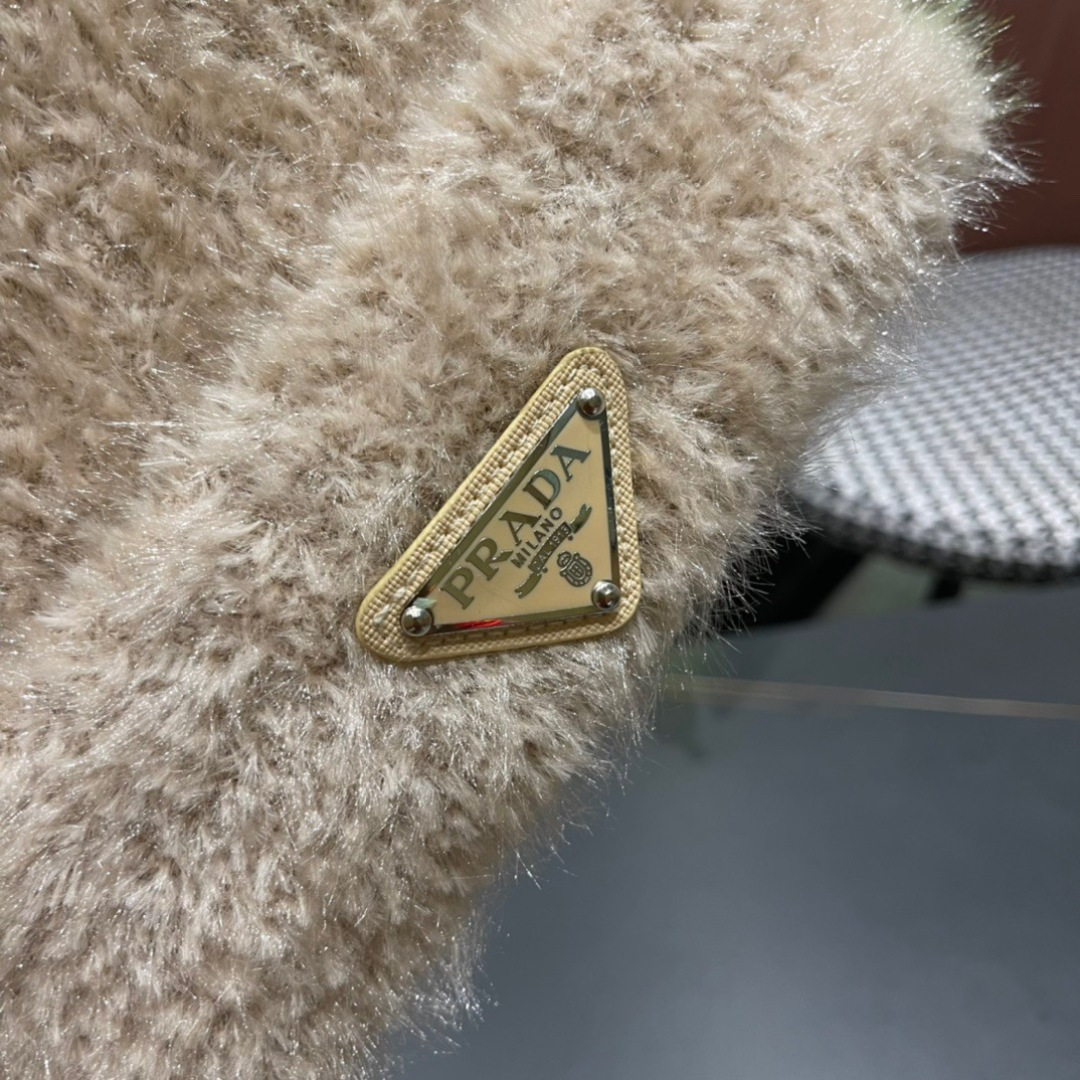 【PRADA普拉达】2024秋冬新款可爱小熊耳朵针织毛线帽，大牌系列，轻奢感满满.冬天出街必备