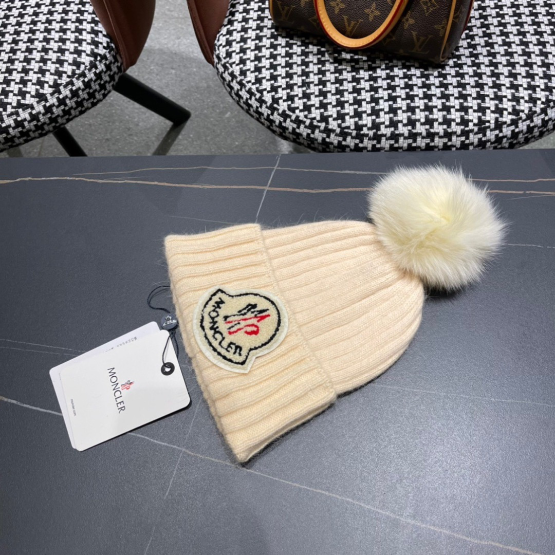 。Moncler蒙口兔毛羊毛针织厚翻边毛线帽
年末重磅高颜值仙女针织帽，超仙的安哥拉兔羊毛，
色系很甜美