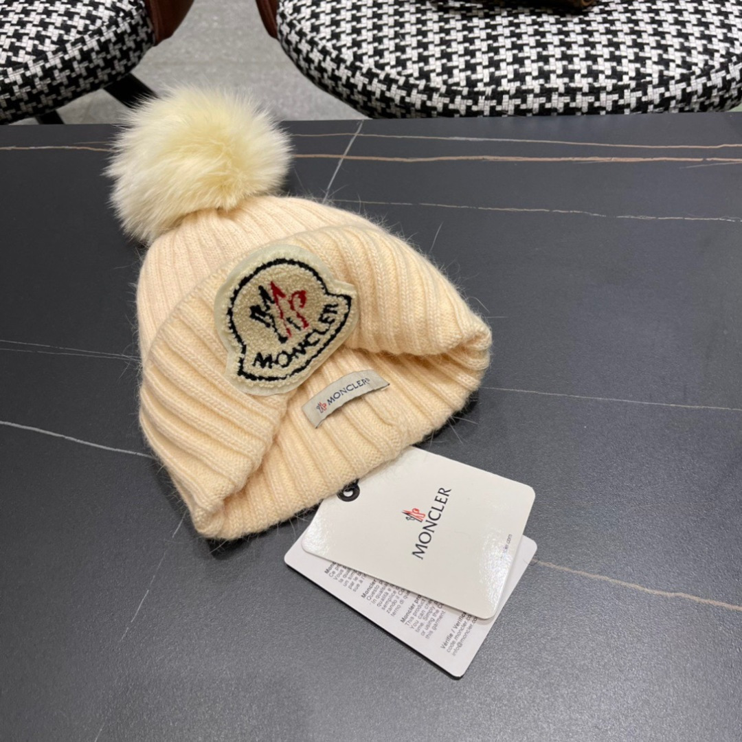 。Moncler蒙口兔毛羊毛针织厚翻边毛线帽
年末重磅高颜值仙女针织帽，超仙的安哥拉兔羊毛，
色系很甜美