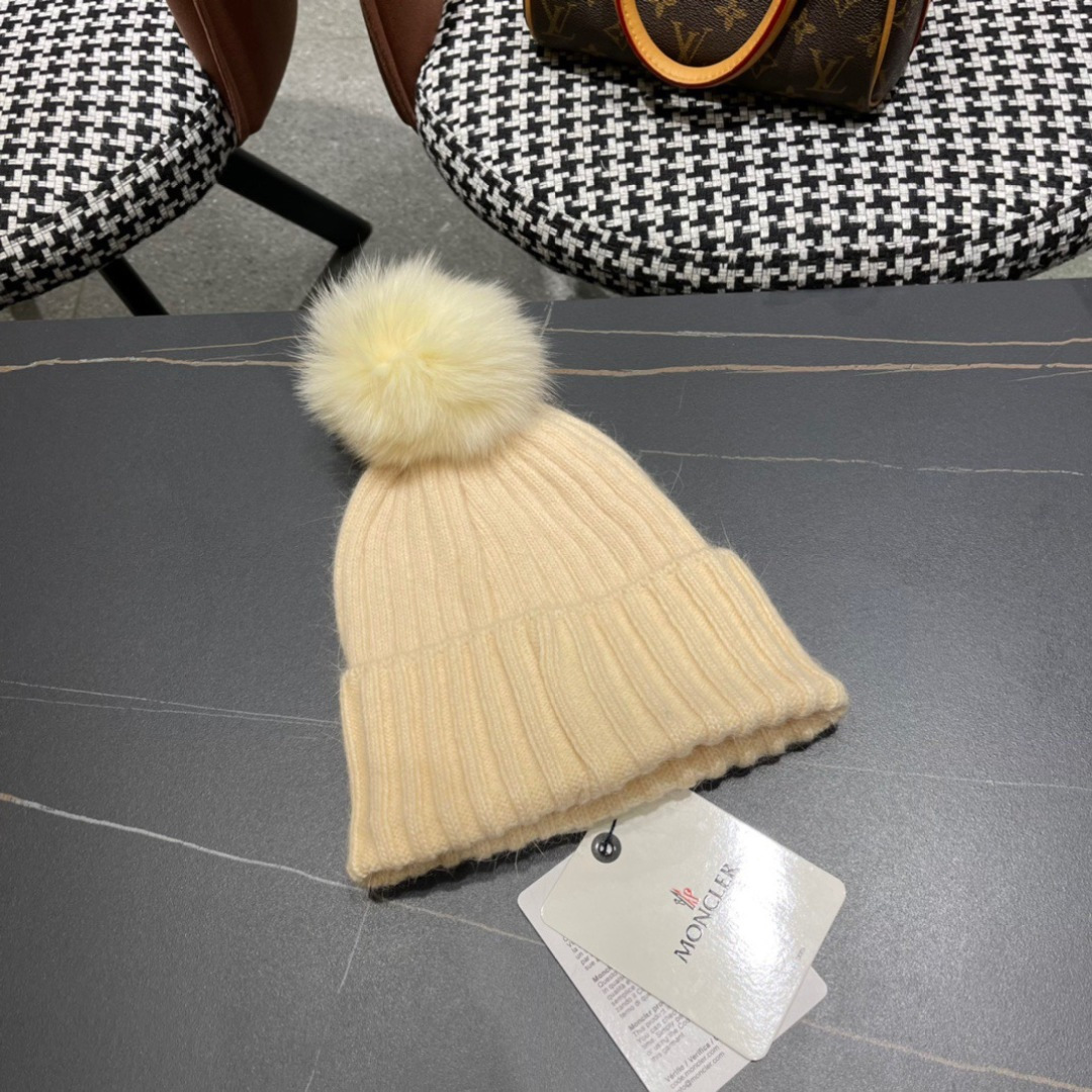 。Moncler蒙口兔毛羊毛针织厚翻边毛线帽
年末重磅高颜值仙女针织帽，超仙的安哥拉兔羊毛，
色系很甜美