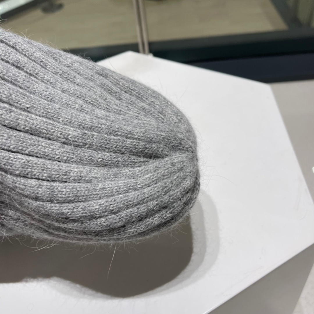 NO:579749,The latest knitted hat from the official website of Moncler, a replica of the original one from the official website. Very soft and skin-friendly, very elastic and textured, and a very versatile style ~ Warm cashmere woolen hat, one size fits all and elastic ~ Unisex, can be worn by any head size. Really recommend ^_^ Hats, fisherman hats, baseball caps, knitted hats, hats, Moncler, espadrilles, hats19860909蒙口Moncler 官网最新针织帽,官网原单复刻.非常柔软亲肤,弹性很好有质感又非常百搭的款式~保暖的 羊绒毛线帽,均码有弹性~男女通用,任何头围都可以佩戴.真心推荐^_^帽子渔夫帽棒球帽针织帽,帽子,Moncler,espadrilles,hats,hat