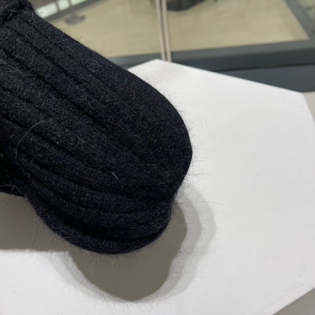  蒙口Moncler👒 官网最新针织帽，官网原单复刻.非常柔软亲肤，弹性很好💓有质感又非常百搭的款式~保