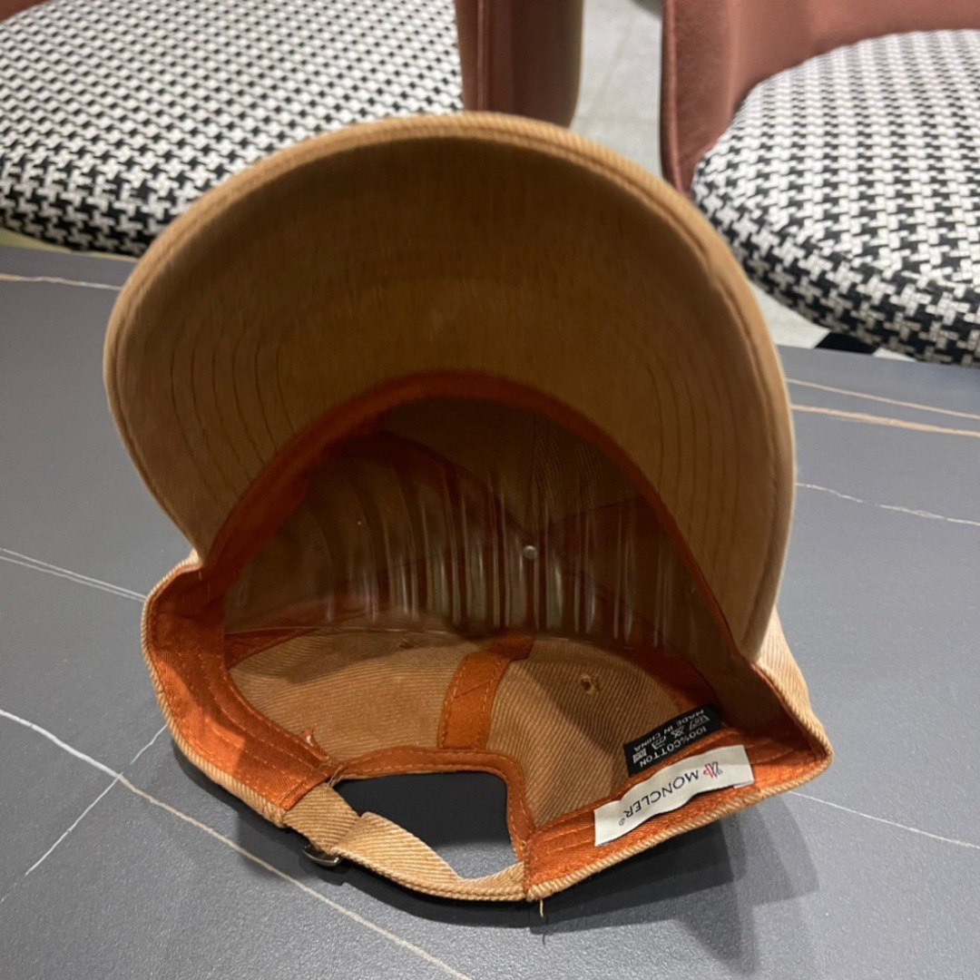 
Moncler蒙口经典棒球帽，经典流行款，原版帆布料轻盈透气！质量超赞，基础头围56，贴片可调节。