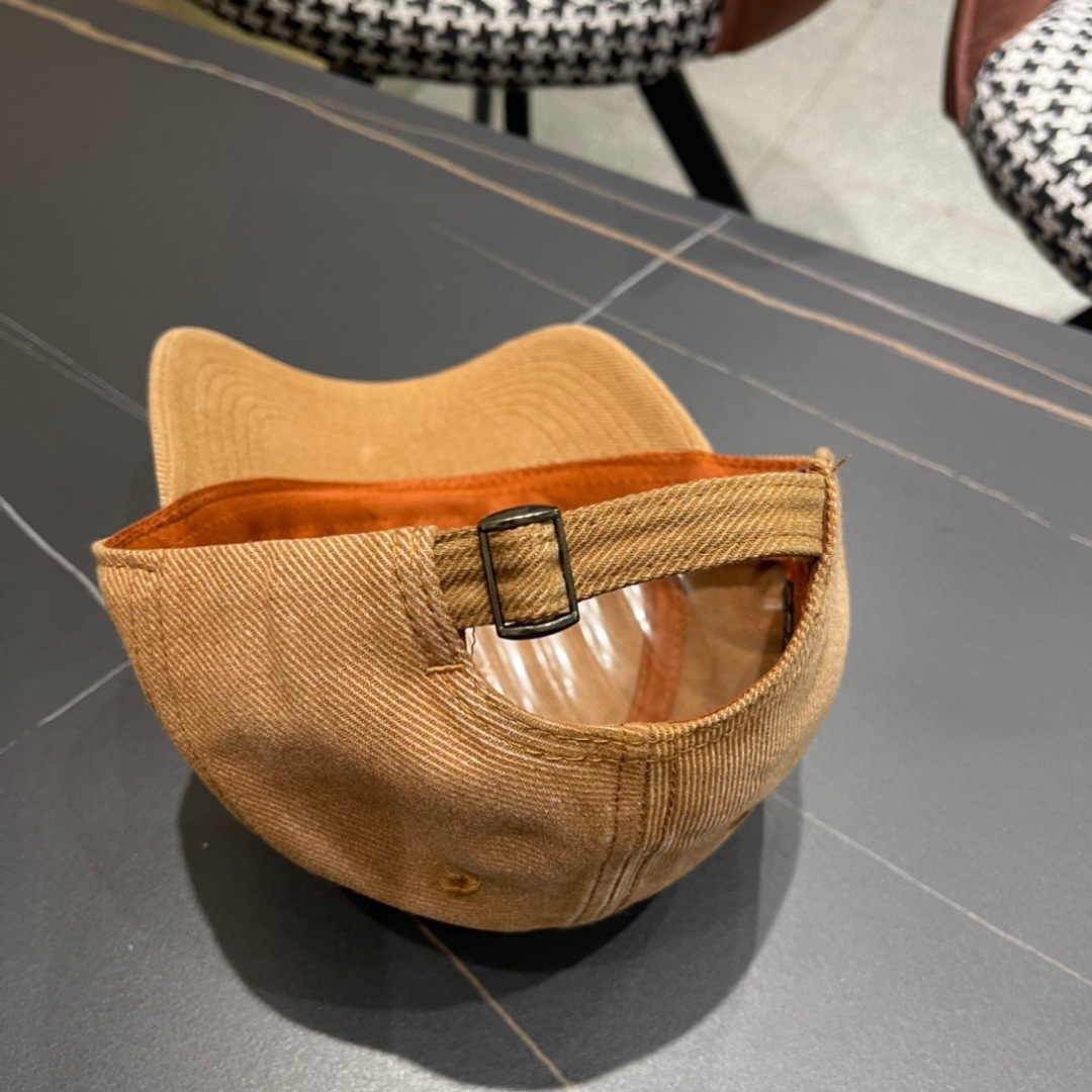 
Moncler蒙口经典棒球帽，经典流行款，原版帆布料轻盈透气！质量超赞，基础头围56，贴片可调节。