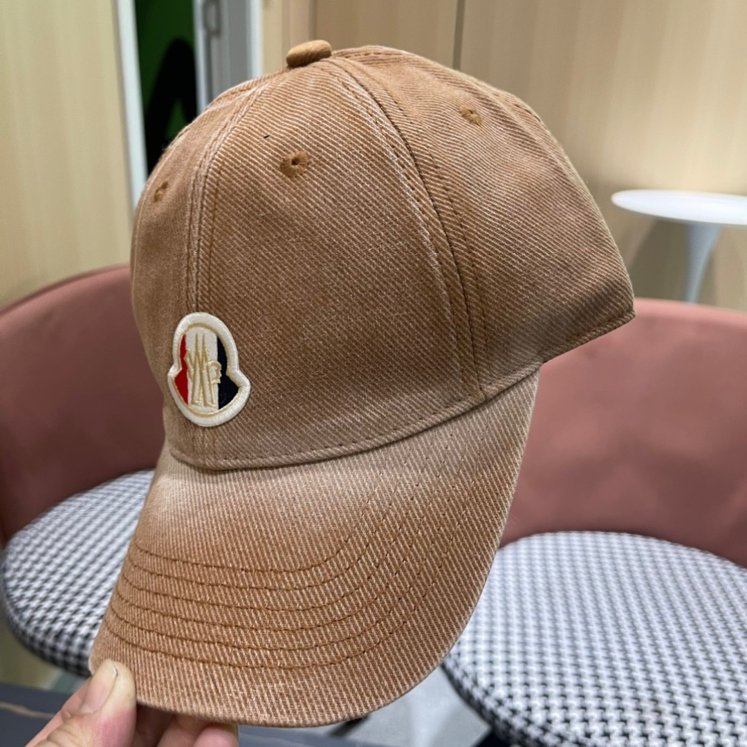 
Moncler蒙口经典棒球帽，经典流行款，原版帆布料轻盈透气！质量超赞，基础头围56，贴片可调节。