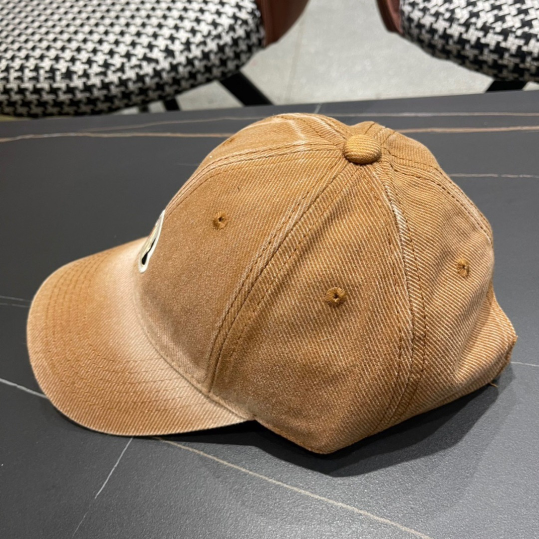 
Moncler蒙口经典棒球帽，经典流行款，原版帆布料轻盈透气！质量超赞，基础头围56，贴片可调节。